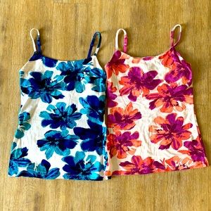 🌼2 for $8 floral tops Size S with inside bra